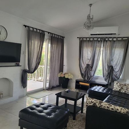 Villa Neyla Four Bedroom Coral Bay Beach Front Екстериор снимка