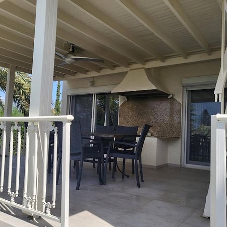Villa Neyla Four Bedroom Coral Bay Beach Front Екстериор снимка