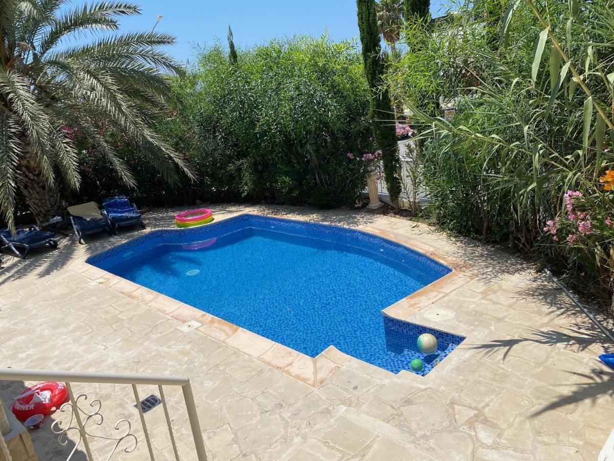 Villa Neyla Four Bedroom Coral Bay Beach Front Екстериор снимка