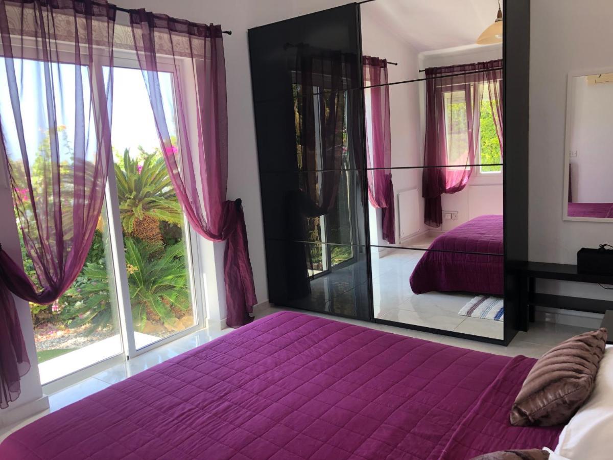 Villa Neyla Four Bedroom Coral Bay Beach Front Екстериор снимка