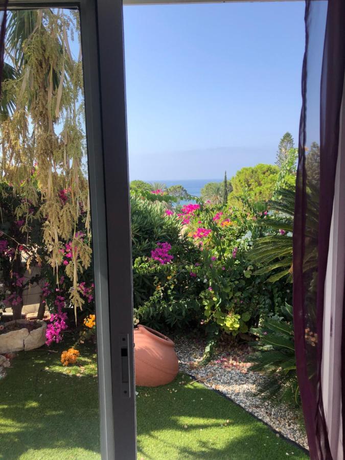 Villa Neyla Four Bedroom Coral Bay Beach Front Екстериор снимка