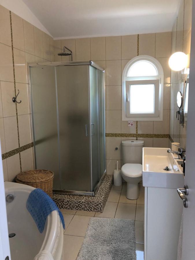 Villa Neyla Four Bedroom Coral Bay Beach Front Екстериор снимка