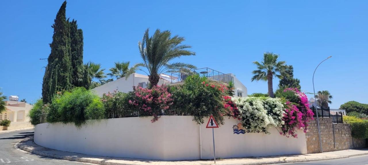 Villa Neyla Four Bedroom Coral Bay Beach Front Екстериор снимка