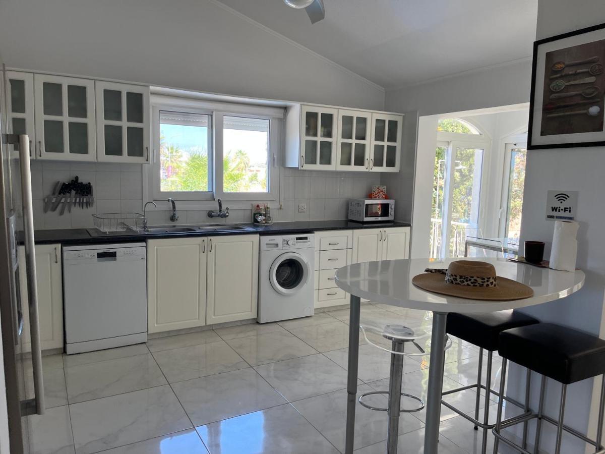 Villa Neyla Four Bedroom Coral Bay Beach Front Екстериор снимка
