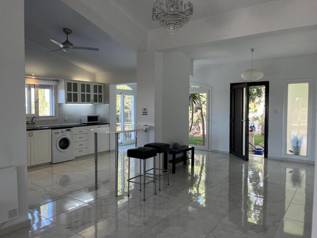 Villa Neyla Four Bedroom Coral Bay Beach Front Екстериор снимка