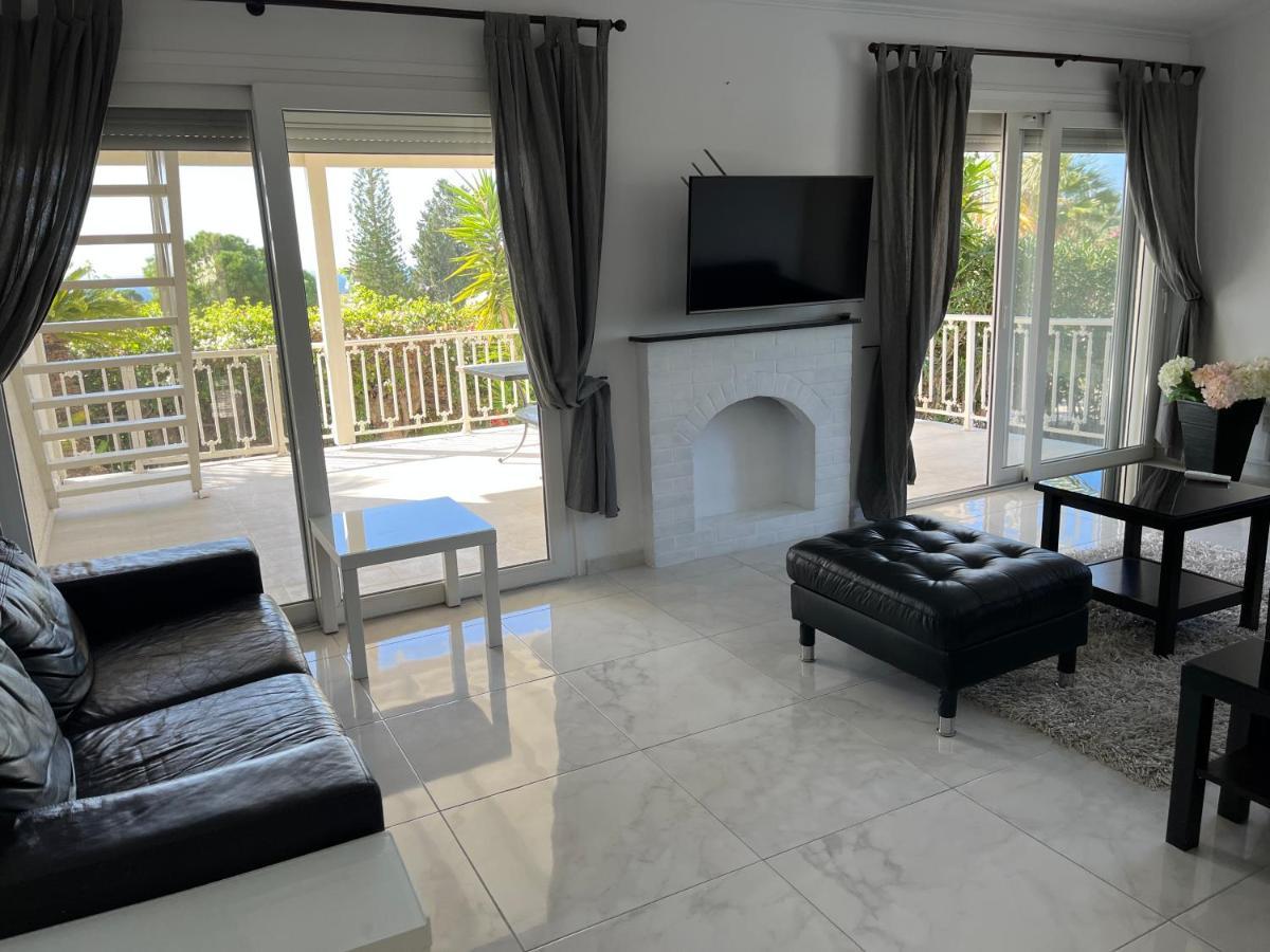 Villa Neyla Four Bedroom Coral Bay Beach Front Екстериор снимка