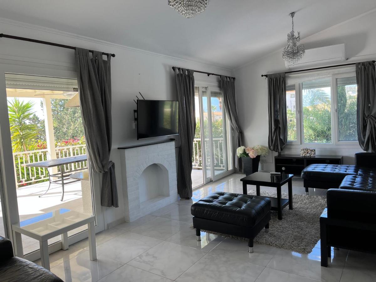 Villa Neyla Four Bedroom Coral Bay Beach Front Екстериор снимка