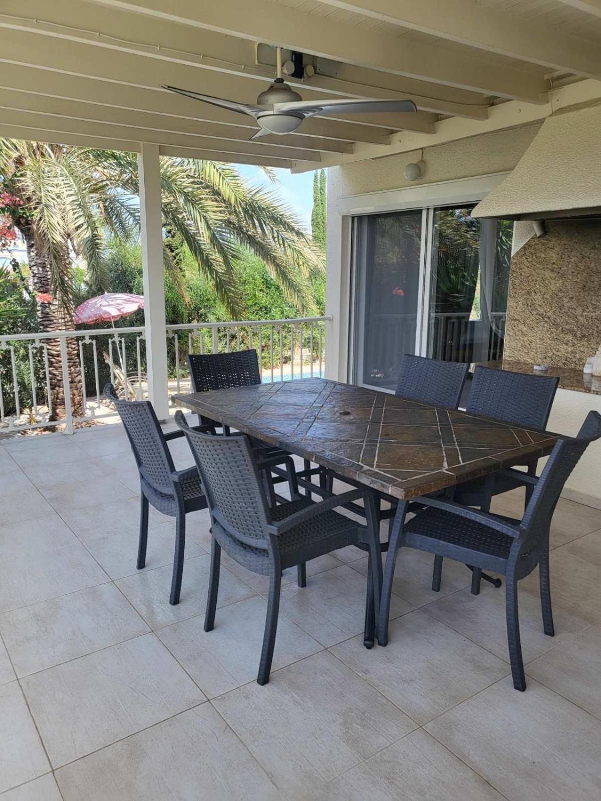 Villa Neyla Four Bedroom Coral Bay Beach Front Екстериор снимка