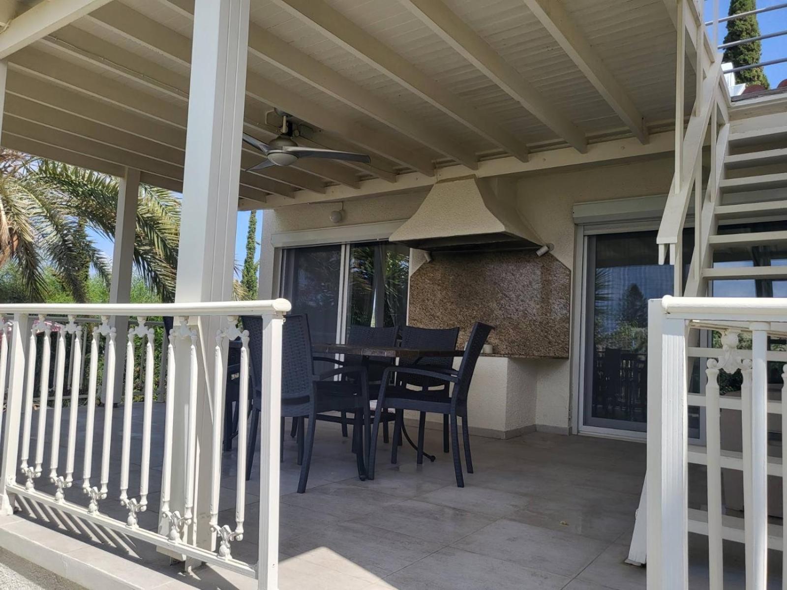 Villa Neyla Four Bedroom Coral Bay Beach Front Екстериор снимка