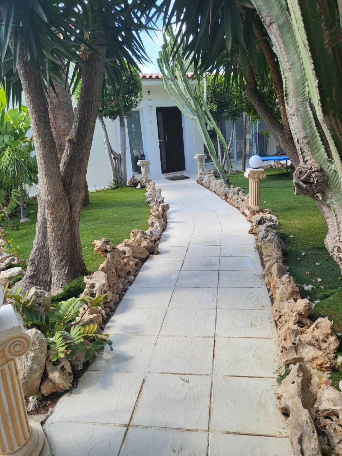 Villa Neyla Four Bedroom Coral Bay Beach Front Екстериор снимка