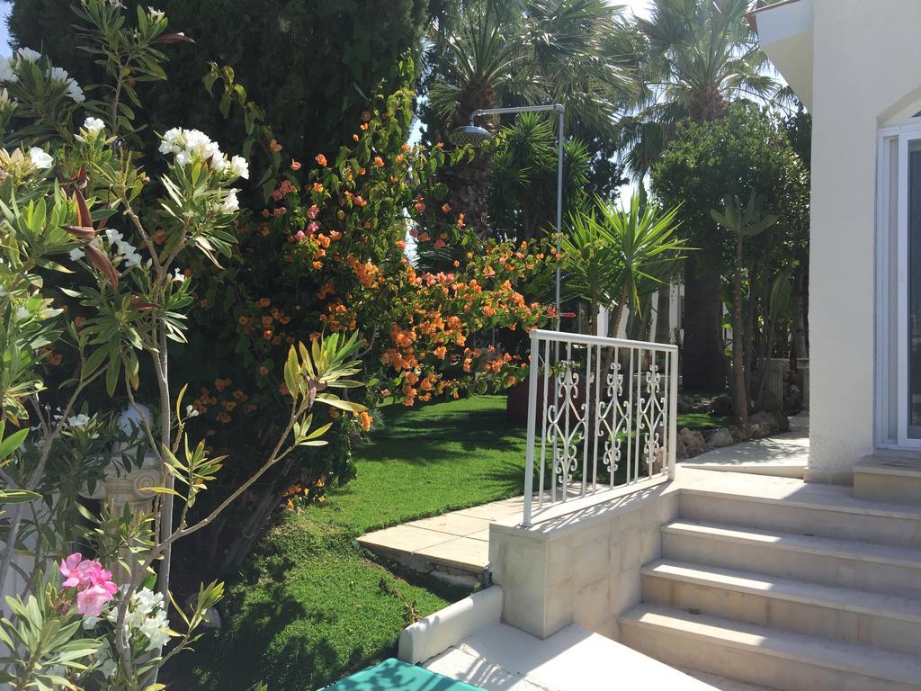 Villa Neyla Four Bedroom Coral Bay Beach Front Екстериор снимка